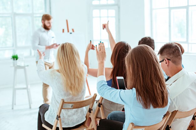 Referent beim Geschäftstreffen im Konferenzsaal.