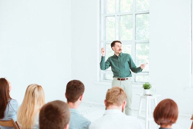 Referent beim Geschäftstreffen im Konferenzsaal.