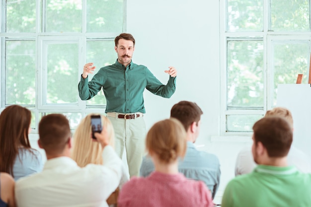 Referent beim Geschäftstreffen im Konferenzsaal.