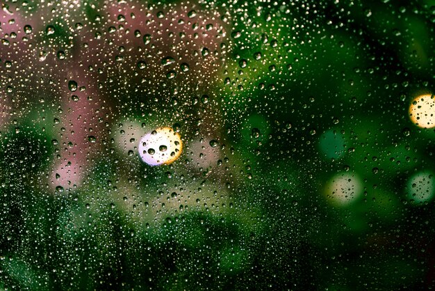 Regen fällt auf das Fenster