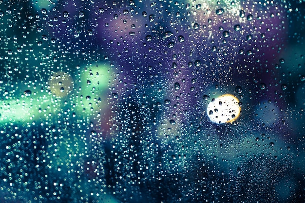 Regen fällt auf das Fenster