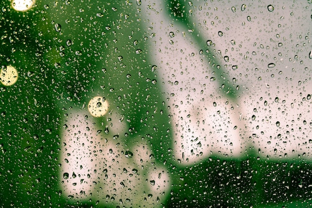 Kostenloses Foto regen fällt auf das fenster