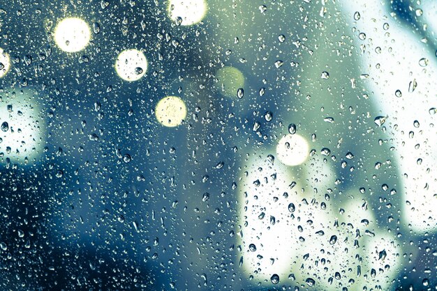 Regen fällt auf das Fenster
