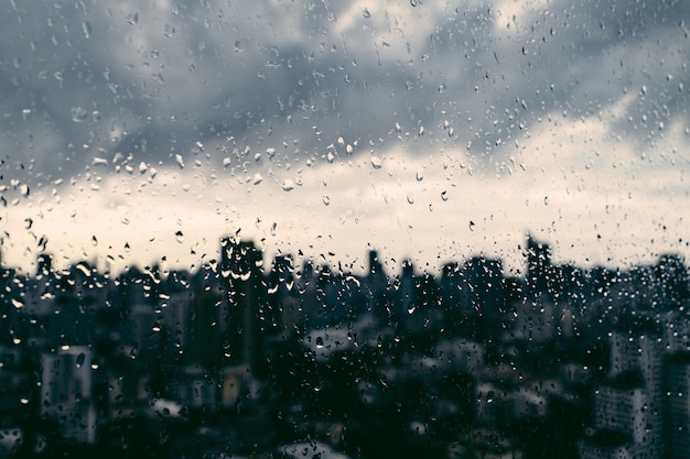 Regen Uber Bangkok Unscharfes Stadtbild Hinter Dem Fensterglas Mit Regentropfen Premium Foto