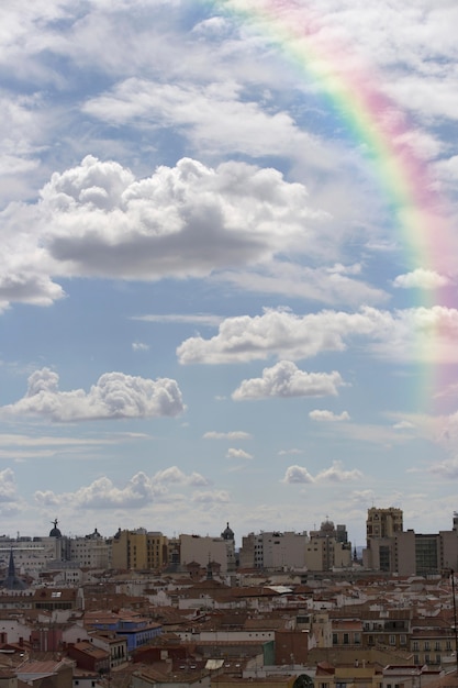 Kostenloses Foto regenbogen am himmel mit blick auf die stadt