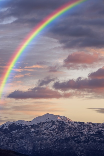 Kostenloses Foto regenbogen am himmel mit naturlandschaft