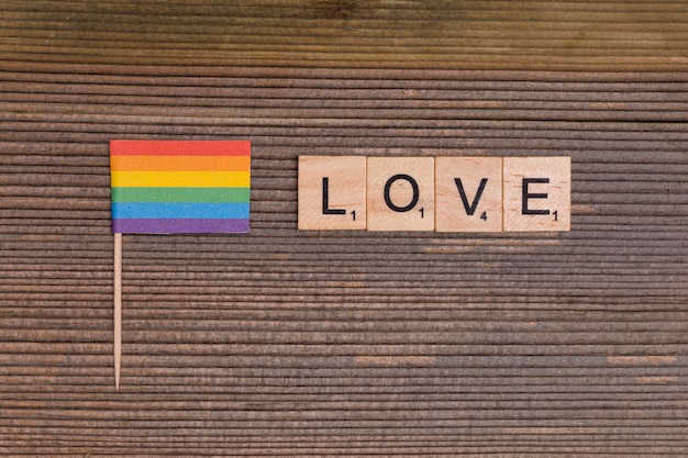 Kostenloses Foto regenbogen-lgbt-flagge mit liebeszeichen