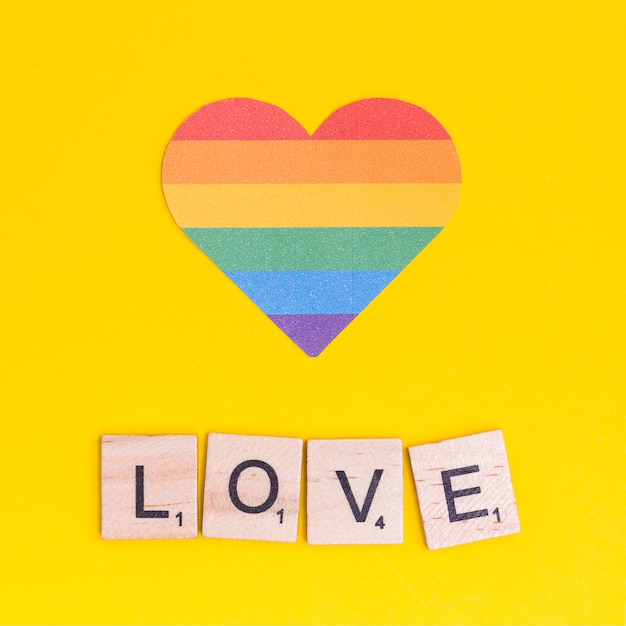Regenbogen-LGBT-Herz mit Liebeszeichen