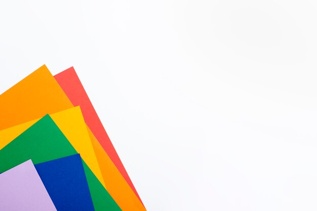 Regenbogenpapierfarben mit Kopierraum