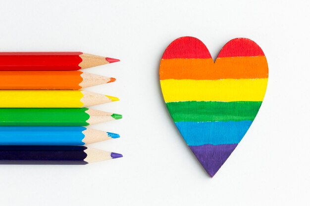 Regenbogenstolzfahne aus Bleistiften und Herz