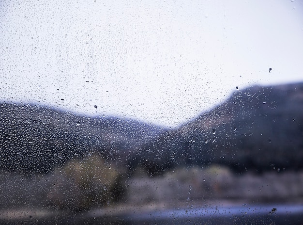 Regeneffekt auf Naturhintergrund