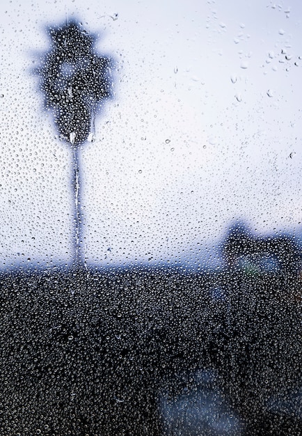 Regeneffekt auf Strandhintergrund