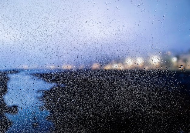 Regeneffekt auf Strandhintergrund