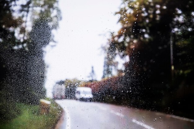 Regeneffekt auf Straßenhintergrund