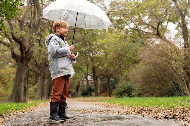 Regenporträt eines jungen und gutaussehenden Jungen