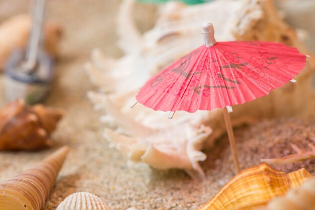 Regenschirm auf einem Strand in einem Aquarium