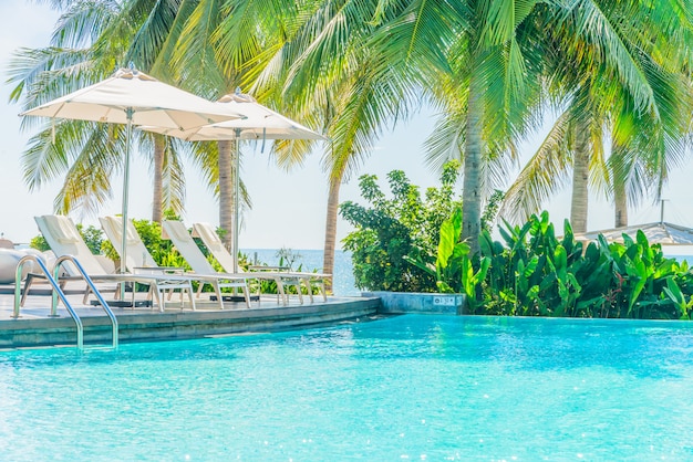 Regenschirm mit Stuhl im Hotelpoolerholungsort