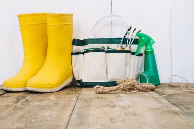 Kostenloses Foto regenstiefel und gartengeräte