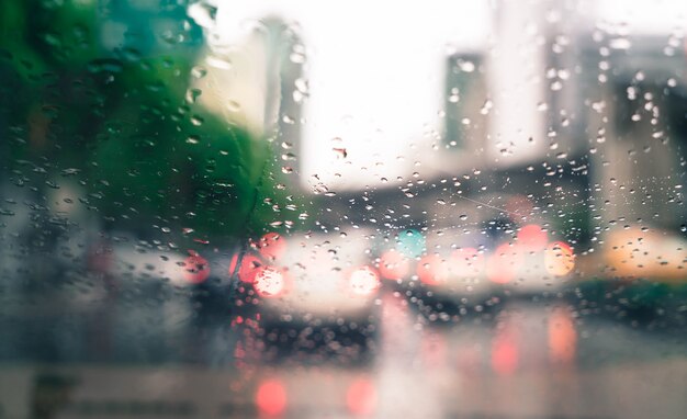 Regentropfen auf Autoglas