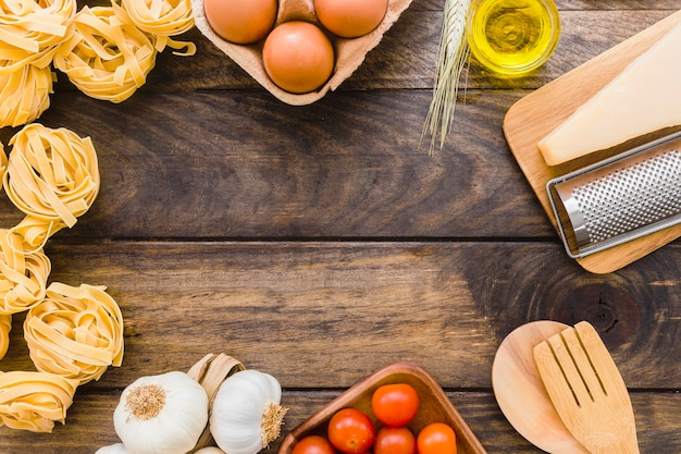 Reibe in der Nähe von Pasta Zutaten