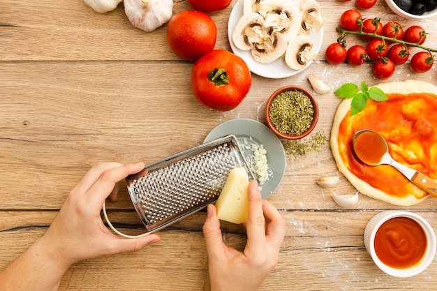 Reibkäse mit anderen Pizzabestandteilen