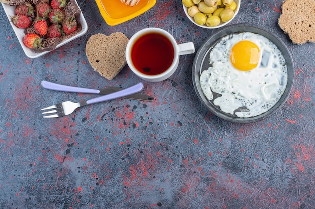 Kostenloses Foto reichhaltiger frühstückstisch mit verschiedenen zutaten.