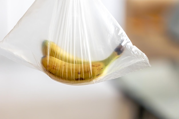 Kostenloses Foto reife bananen in einem plastikbeutel in der nähe