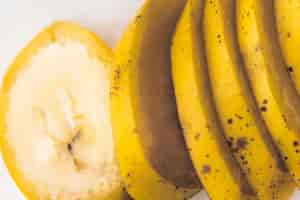 Kostenloses Foto reife bananenfrucht schneidet nahaufnahme