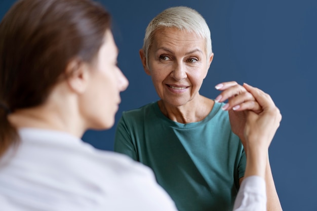 Reife Frau, die eine Ergotherapiesitzung mit einem Psychologen macht