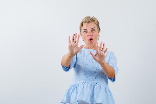 Reife Frau, die im Studio aufwirft