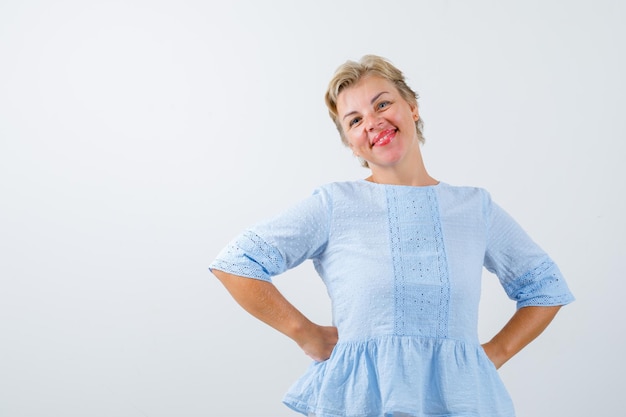 Kostenloses Foto reife frau, die im studio aufwirft