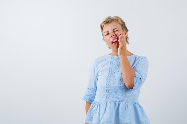 Reife Frau, die im Studio aufwirft