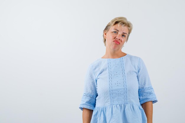 Reife Frau, die im Studio aufwirft