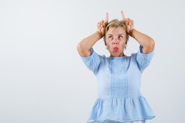 Kostenloses Foto reife frau, die im studio aufwirft