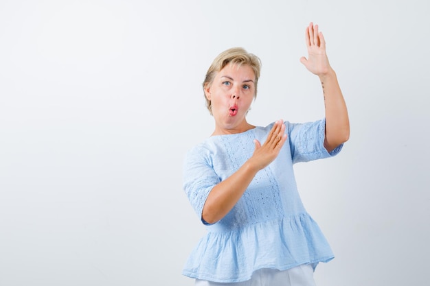 Kostenloses Foto reife frau, die im studio aufwirft