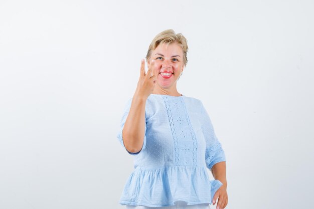 Reife Frau, die im Studio aufwirft