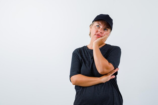 Reife Frau, die im Studio aufwirft