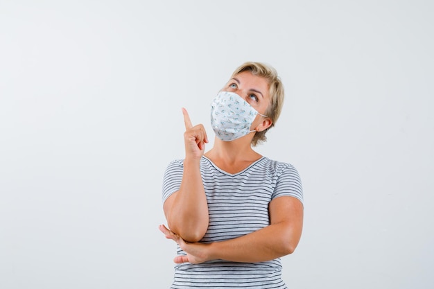 Kostenloses Foto reife frau, die im studio aufwirft