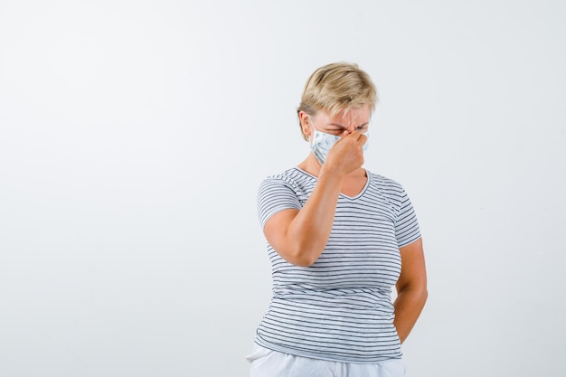 Kostenloses Foto reife frau, die im studio aufwirft