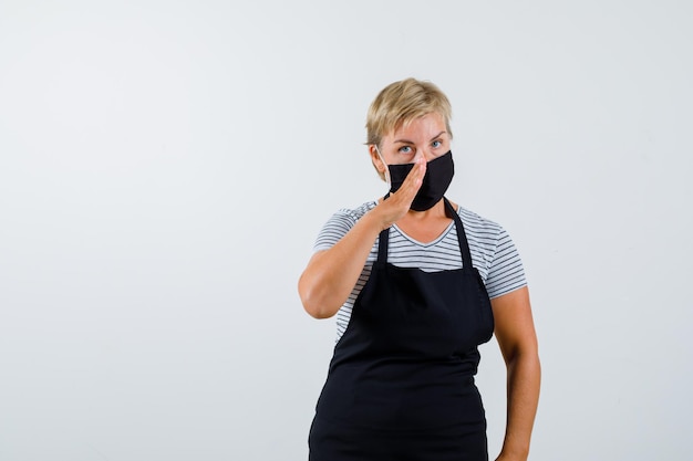 Kostenloses Foto reife frau, die im studio aufwirft