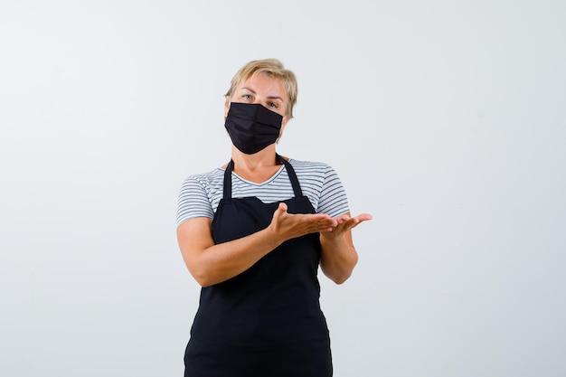 Reife Frau, die im Studio aufwirft