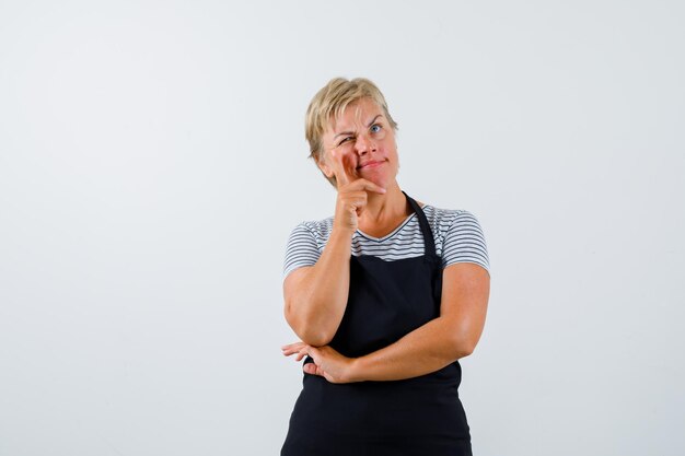 Reife Frau, die im Studio aufwirft