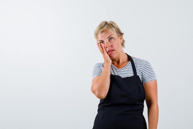 Kostenloses Foto reife frau, die im studio aufwirft