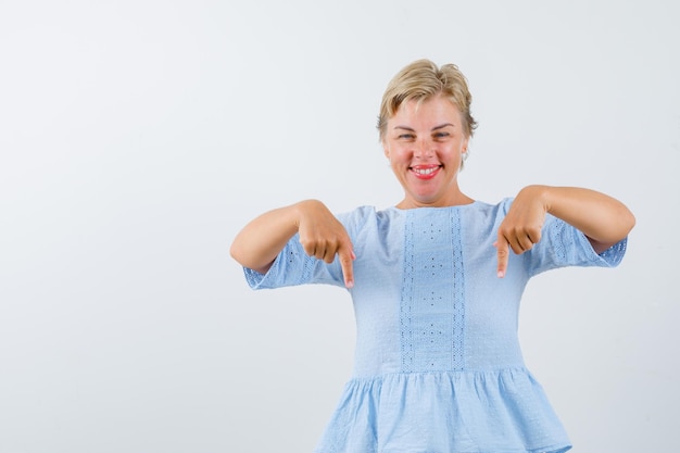 Kostenloses Foto reife frau, die im studio aufwirft