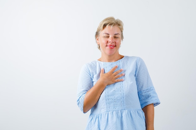 Reife Frau, die im Studio aufwirft