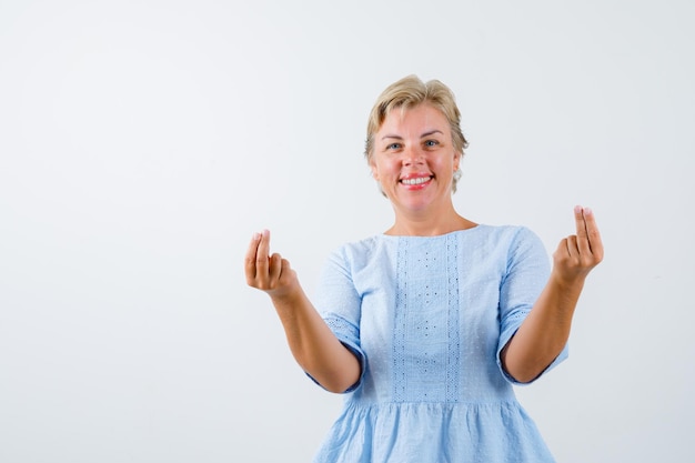 Reife Frau, die im Studio aufwirft