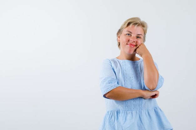 Reife Frau, die im Studio aufwirft