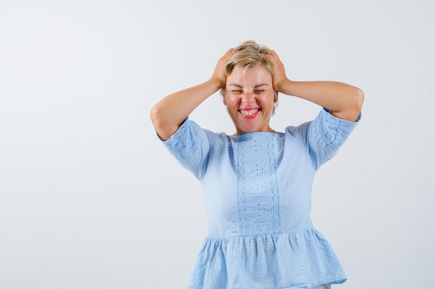 Reife Frau, die im Studio aufwirft