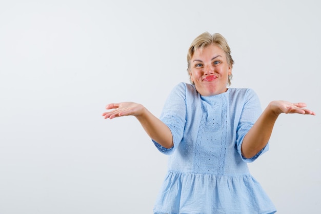 Reife Frau, die im Studio aufwirft