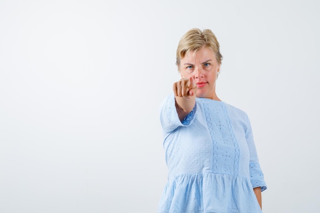 Reife Frau, die im Studio aufwirft